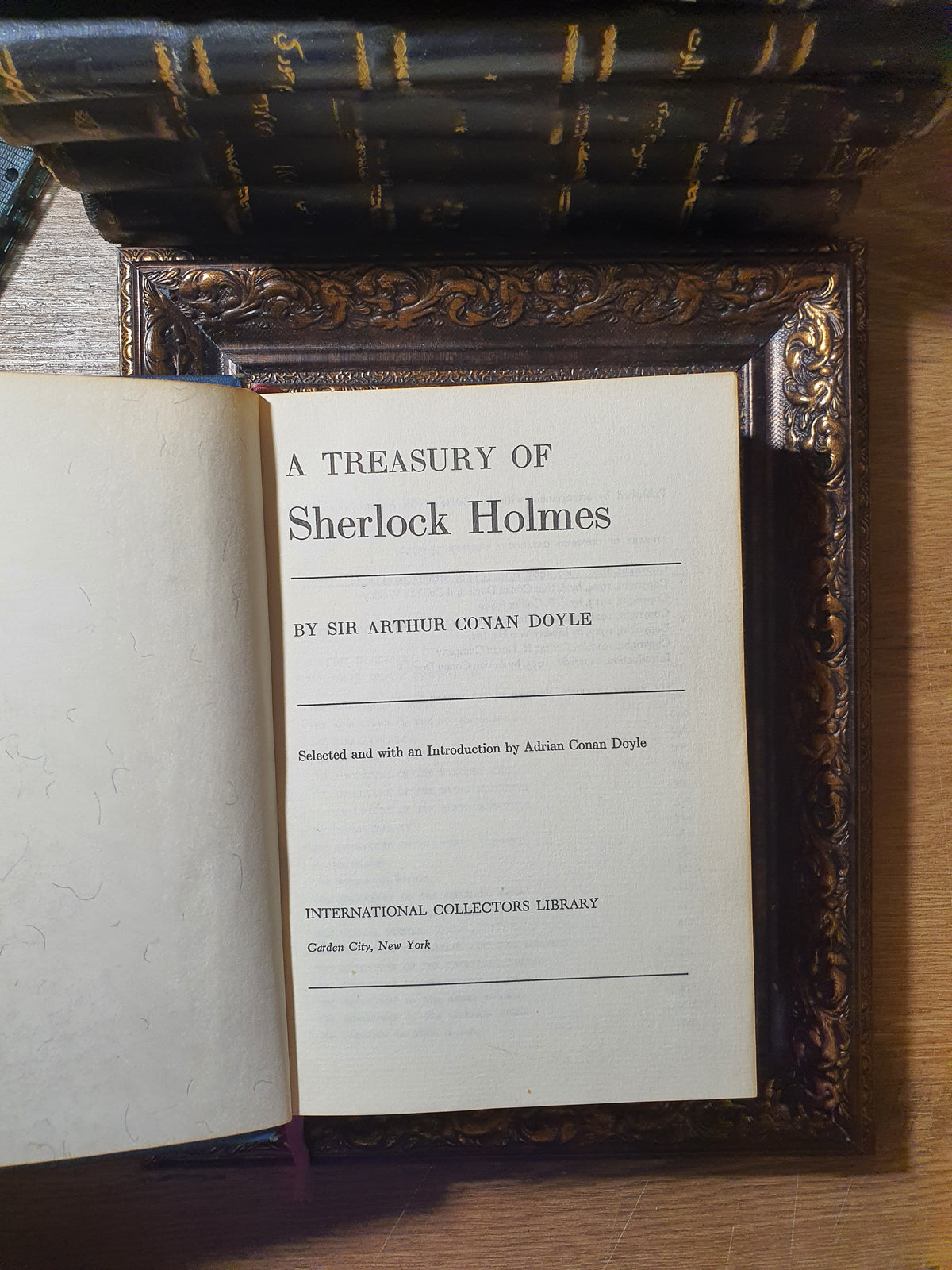 A Treasury of Sherlock Holmes – Sir Arthur Conan Doyle